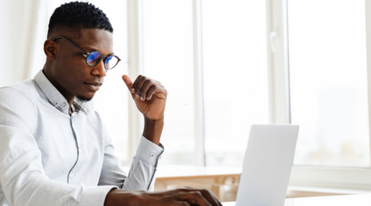 businessman-working-on-laptop