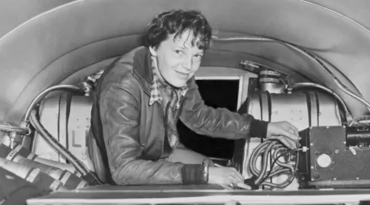 Amelia-Earhart-checking-plane-equipment