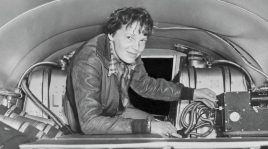 Amelia-Earhart-checking-plane-equipment